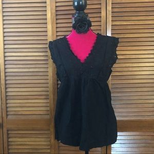 Sleeveless eyelet top 🖤👚🖤